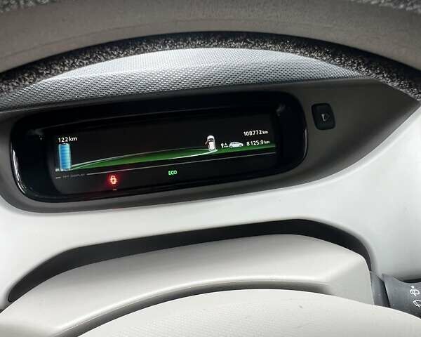 Белый Рено Зое, объемом двигателя 0 л и пробегом 108 тыс. км за 7400 $, фото 8 на Automoto.ua