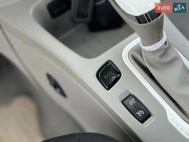 Белый Рено Зое, объемом двигателя 0 л и пробегом 164 тыс. км за 5999 $, фото 11 на Automoto.ua