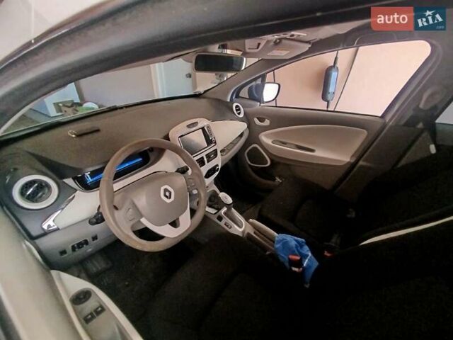 Белый Рено Зое, объемом двигателя 0 л и пробегом 110 тыс. км за 7000 $, фото 2 на Automoto.ua