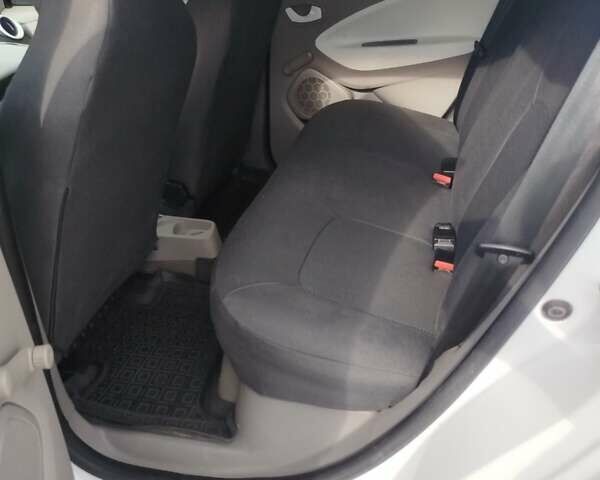 Белый Рено Зое, объемом двигателя 0 л и пробегом 161 тыс. км за 6300 $, фото 4 на Automoto.ua