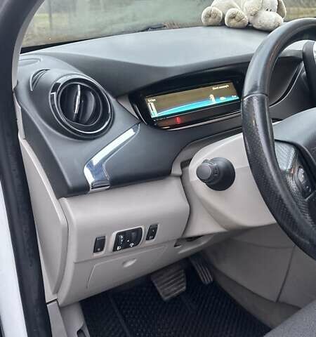 Белый Рено Зое, объемом двигателя 0 л и пробегом 147 тыс. км за 7000 $, фото 8 на Automoto.ua