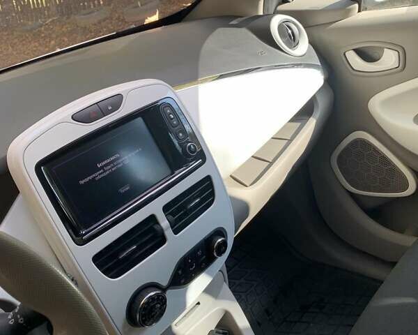 Белый Рено Зое, объемом двигателя 0 л и пробегом 92 тыс. км за 6400 $, фото 12 на Automoto.ua
