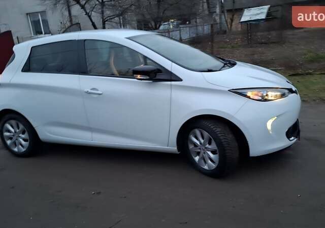 Белый Рено Зое, объемом двигателя 0 л и пробегом 61 тыс. км за 6600 $, фото 1 на Automoto.ua