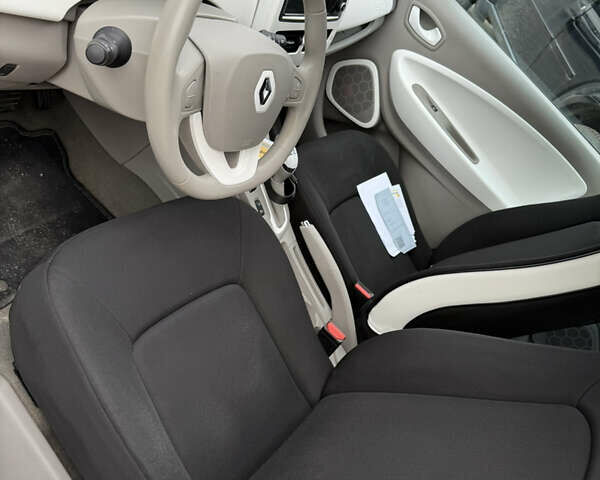 Белый Рено Зое, объемом двигателя 0 л и пробегом 62 тыс. км за 8300 $, фото 5 на Automoto.ua