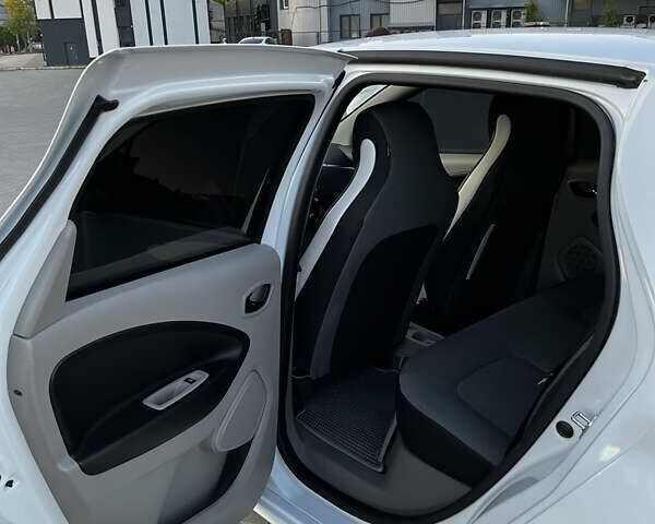 Белый Рено Зое, объемом двигателя 0 л и пробегом 76 тыс. км за 7799 $, фото 11 на Automoto.ua