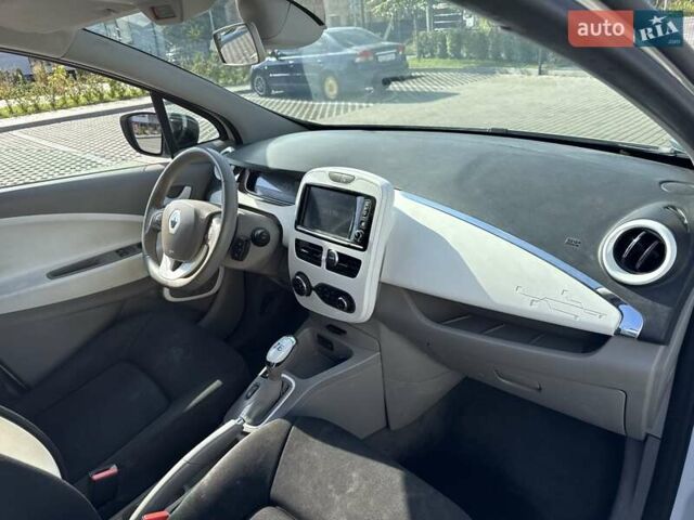 Белый Рено Зое, объемом двигателя 0 л и пробегом 147 тыс. км за 5900 $, фото 18 на Automoto.ua