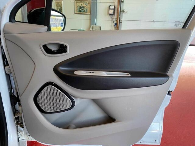 Белый Рено Зое, объемом двигателя 0 л и пробегом 79 тыс. км за 5550 $, фото 15 на Automoto.ua