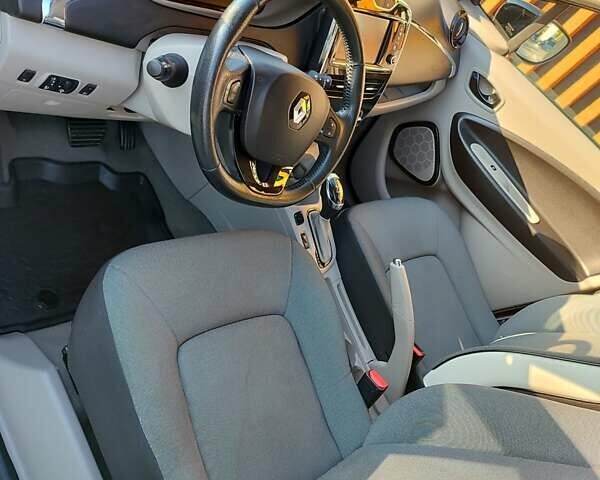Белый Рено Зое, объемом двигателя 0 л и пробегом 62 тыс. км за 6750 $, фото 14 на Automoto.ua