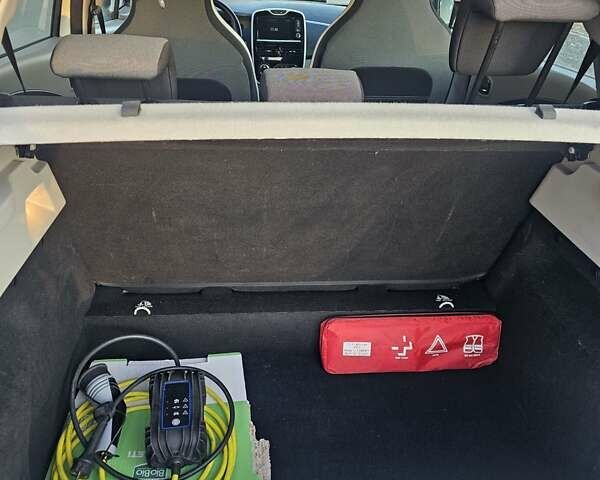 Белый Рено Зое, объемом двигателя 0 л и пробегом 112 тыс. км за 6600 $, фото 34 на Automoto.ua