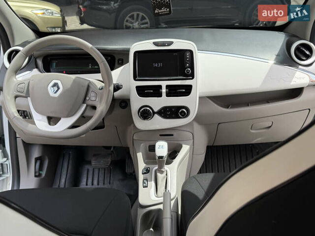 Белый Рено Зое, объемом двигателя 0 л и пробегом 50 тыс. км за 7650 $, фото 19 на Automoto.ua