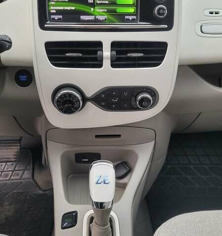 Белый Рено Зое, объемом двигателя 0 л и пробегом 108 тыс. км за 6500 $, фото 21 на Automoto.ua