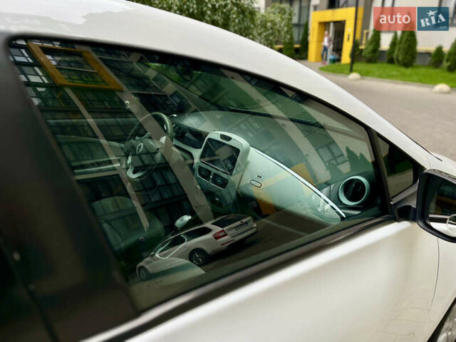 Белый Рено Зое, объемом двигателя 0 л и пробегом 108 тыс. км за 6499 $, фото 14 на Automoto.ua