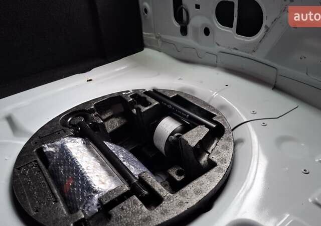 Белый Рено Зое, объемом двигателя 0 л и пробегом 61 тыс. км за 6600 $, фото 29 на Automoto.ua