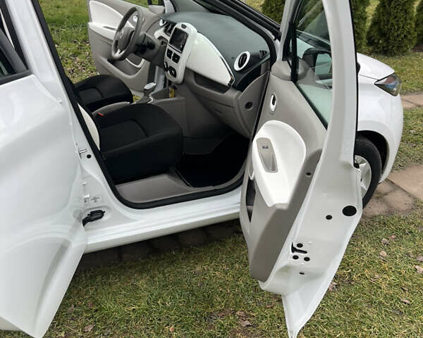 Белый Рено Зое, объемом двигателя 0 л и пробегом 116 тыс. км за 6900 $, фото 10 на Automoto.ua