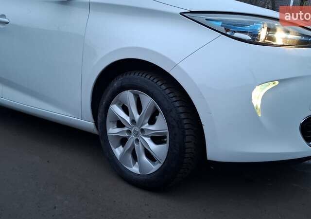 Белый Рено Зое, объемом двигателя 0 л и пробегом 61 тыс. км за 6600 $, фото 11 на Automoto.ua