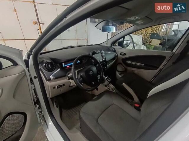 Білий Рено Зое, об'ємом двигуна 0 л та пробігом 130 тис. км за 6100 $, фото 18 на Automoto.ua