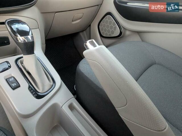 Белый Рено Зое, объемом двигателя 0 л и пробегом 51 тыс. км за 6995 $, фото 31 на Automoto.ua