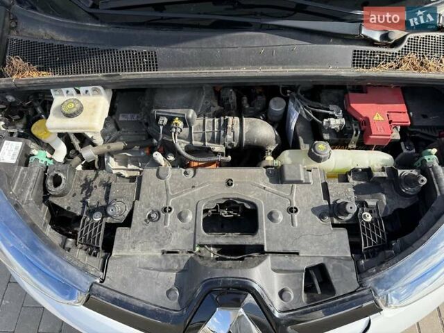 Белый Рено Зое, объемом двигателя 0 л и пробегом 147 тыс. км за 5900 $, фото 28 на Automoto.ua