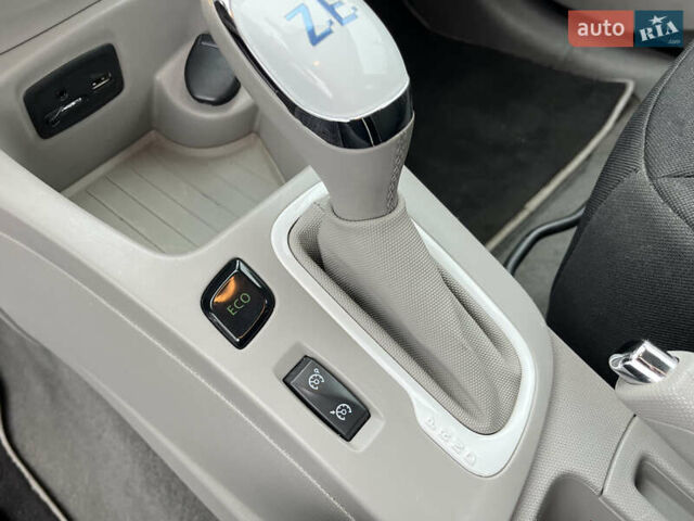 Белый Рено Зое, объемом двигателя 0 л и пробегом 115 тыс. км за 5950 $, фото 16 на Automoto.ua