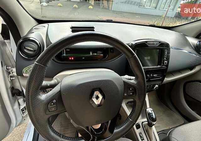 Белый Рено Зое, объемом двигателя 0 л и пробегом 94 тыс. км за 7500 $, фото 13 на Automoto.ua