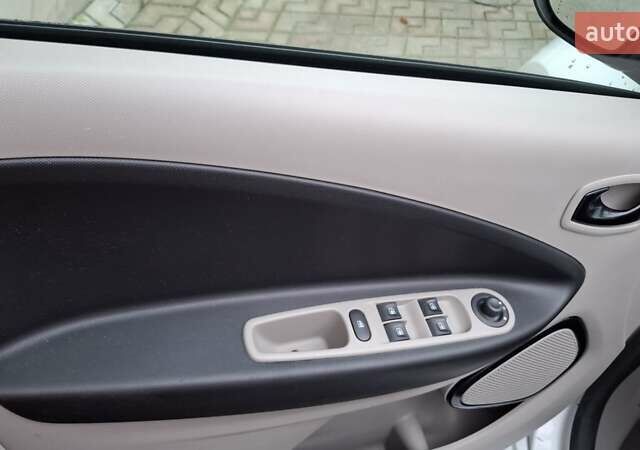 Белый Рено Зое, объемом двигателя 0 л и пробегом 61 тыс. км за 6600 $, фото 27 на Automoto.ua