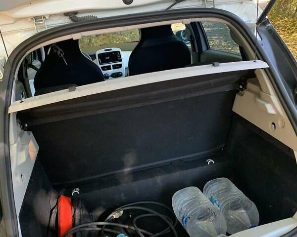 Белый Рено Зое, объемом двигателя 0 л и пробегом 92 тыс. км за 6800 $, фото 19 на Automoto.ua