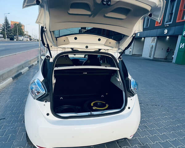 Белый Рено Зое, объемом двигателя 0 л и пробегом 70 тыс. км за 7500 $, фото 7 на Automoto.ua