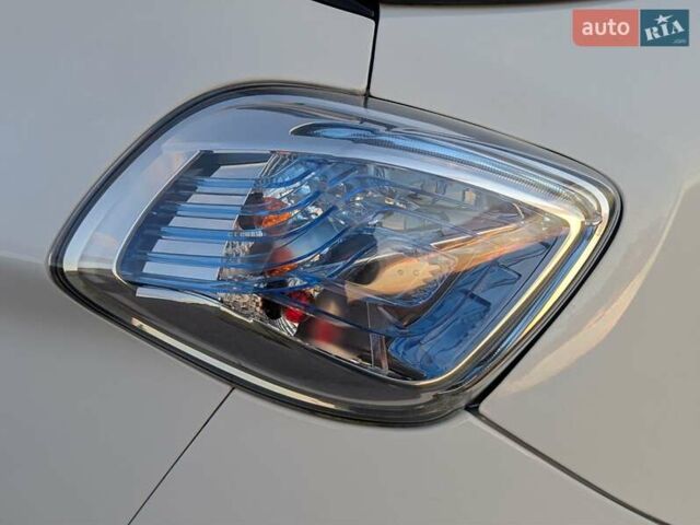 Белый Рено Зое, объемом двигателя 0 л и пробегом 51 тыс. км за 6995 $, фото 26 на Automoto.ua