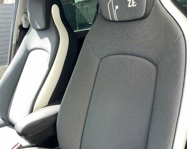 Белый Рено Зое, объемом двигателя 0 л и пробегом 71 тыс. км за 7000 $, фото 16 на Automoto.ua