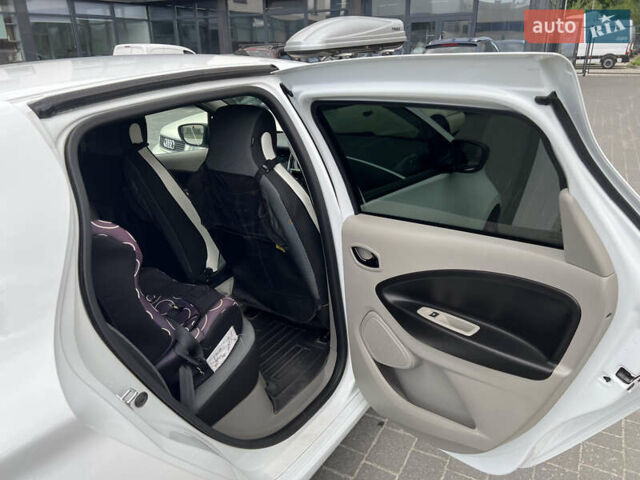 Белый Рено Зое, объемом двигателя 0 л и пробегом 89 тыс. км за 8200 $, фото 10 на Automoto.ua