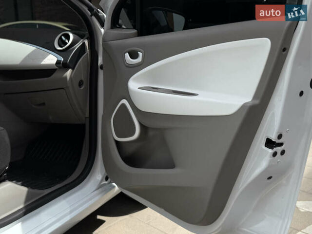 Белый Рено Зое, объемом двигателя 0 л и пробегом 50 тыс. км за 7650 $, фото 28 на Automoto.ua