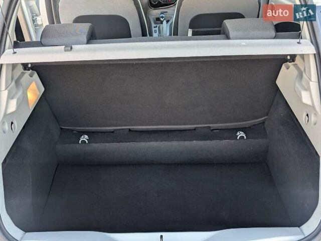 Белый Рено Зое, объемом двигателя 0 л и пробегом 51 тыс. км за 6995 $, фото 50 на Automoto.ua