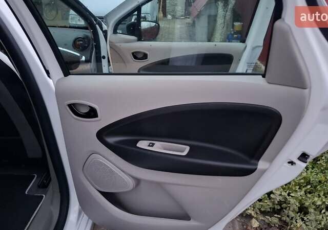 Белый Рено Зое, объемом двигателя 0 л и пробегом 61 тыс. км за 6600 $, фото 16 на Automoto.ua