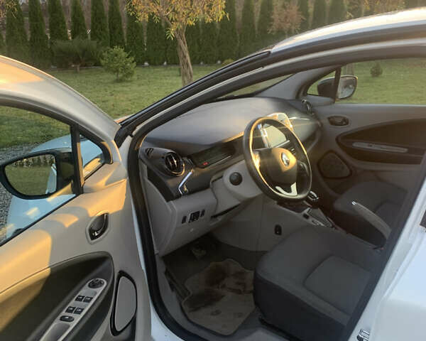 Белый Рено Зое, объемом двигателя 0 л и пробегом 85 тыс. км за 5950 $, фото 13 на Automoto.ua