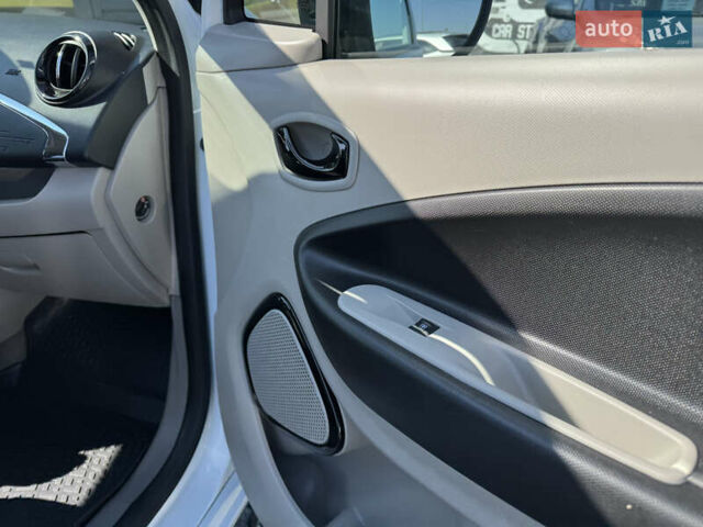 Білий Рено Зое, об'ємом двигуна 0 л та пробігом 98 тис. км за 6900 $, фото 37 на Automoto.ua