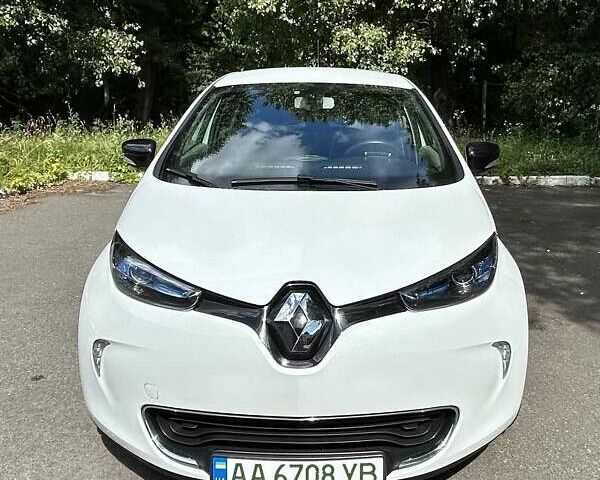 Белый Рено Зое, объемом двигателя 0 л и пробегом 94 тыс. км за 7500 $, фото 1 на Automoto.ua