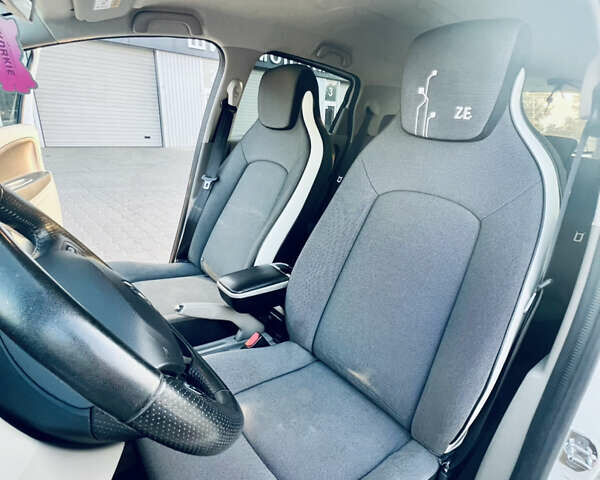 Белый Рено Зое, объемом двигателя 0 л и пробегом 70 тыс. км за 7500 $, фото 15 на Automoto.ua