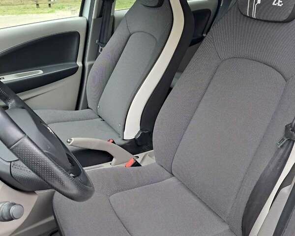 Белый Рено Зое, объемом двигателя 0 л и пробегом 65 тыс. км за 9800 $, фото 9 на Automoto.ua