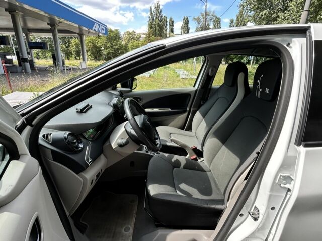 Белый Рено Зое, объемом двигателя 0 л и пробегом 93 тыс. км за 7500 $, фото 7 на Automoto.ua
