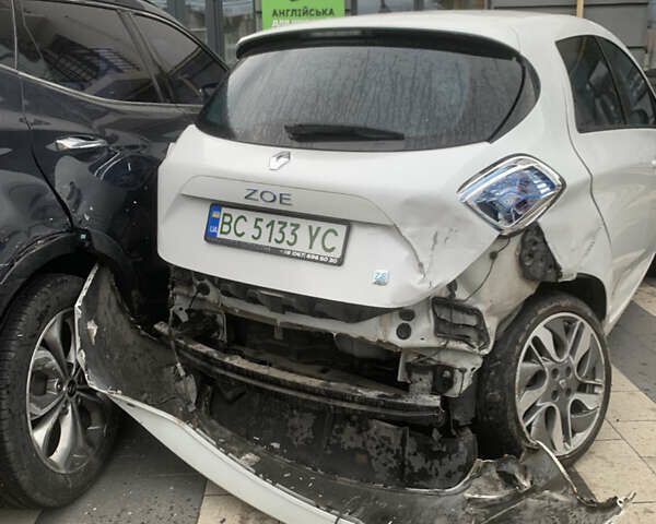 Белый Рено Зое, объемом двигателя 0 л и пробегом 84 тыс. км за 3700 $, фото 1 на Automoto.ua