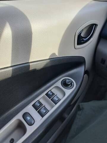 Белый Рено Зое, объемом двигателя 0 л и пробегом 163 тыс. км за 7950 $, фото 30 на Automoto.ua