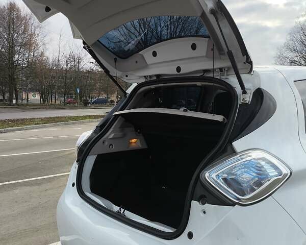 Белый Рено Зое, объемом двигателя 0 л и пробегом 79 тыс. км за 7100 $, фото 12 на Automoto.ua