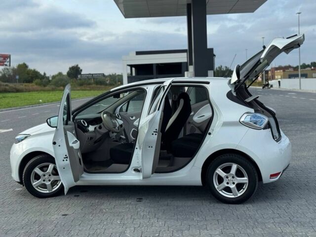 Белый Рено Зое, объемом двигателя 0 л и пробегом 164 тыс. км за 5999 $, фото 16 на Automoto.ua