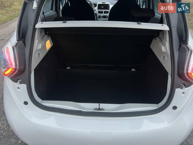 Білий Рено Зое, об'ємом двигуна 0 л та пробігом 84 тис. км за 6499 $, фото 15 на Automoto.ua