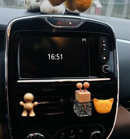 Белый Рено Зое, объемом двигателя 0 л и пробегом 147 тыс. км за 7000 $, фото 18 на Automoto.ua