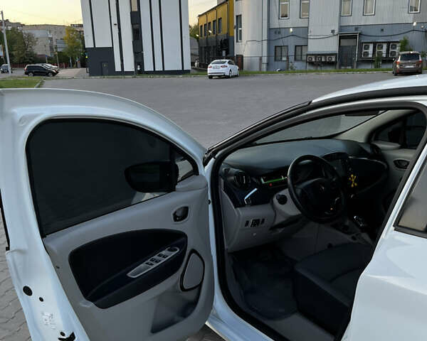 Белый Рено Зое, объемом двигателя 0 л и пробегом 72 тыс. км за 8100 $, фото 12 на Automoto.ua