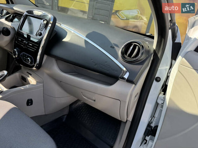 Білий Рено Зое, об'ємом двигуна 0 л та пробігом 98 тис. км за 6900 $, фото 34 на Automoto.ua