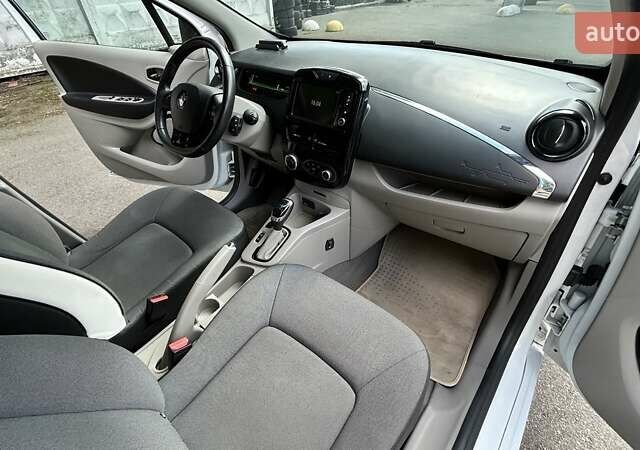 Белый Рено Зое, объемом двигателя 0 л и пробегом 94 тыс. км за 7500 $, фото 10 на Automoto.ua