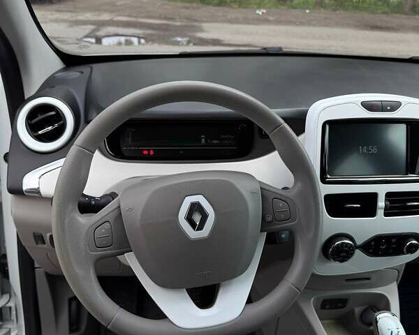 Белый Рено Зое, объемом двигателя 0 л и пробегом 108 тыс. км за 6999 $, фото 30 на Automoto.ua