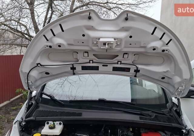 Белый Рено Зое, объемом двигателя 0 л и пробегом 61 тыс. км за 6600 $, фото 25 на Automoto.ua